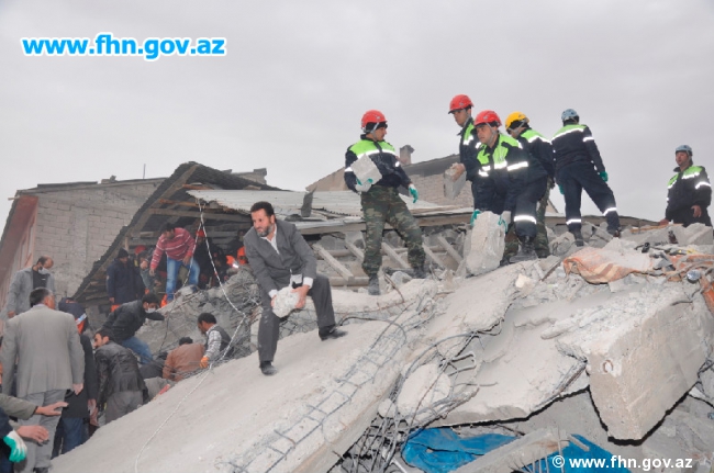 Azerbaijani rescuers pull six dead bodies from quake rubble in Turkey (PHOTO)