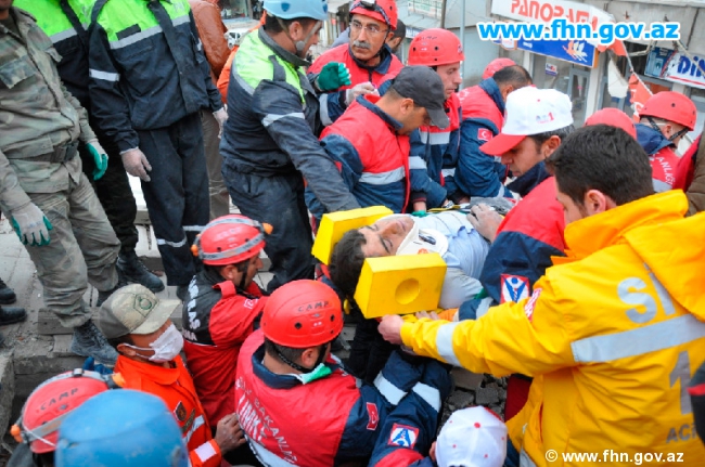 Azerbaijani rescuers pull six dead bodies from quake rubble in Turkey (PHOTO)