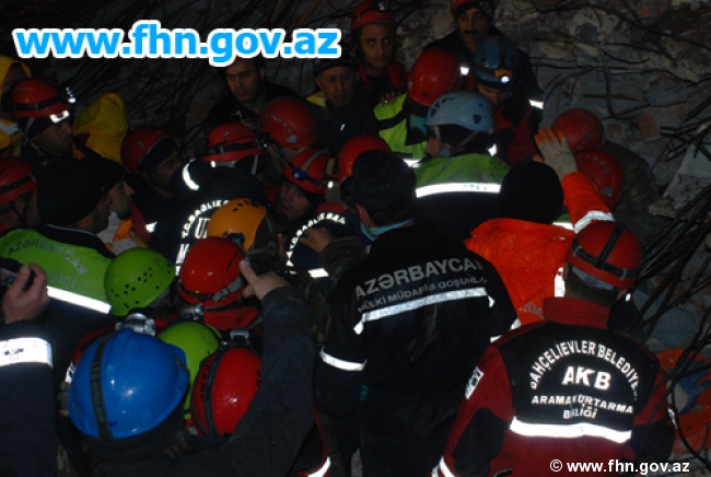 Azerbaijani rescuers pull six dead bodies from quake rubble in Turkey (PHOTO)