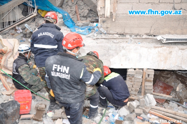 Azerbaijani rescuers pull six dead bodies from quake rubble in Turkey (PHOTO)