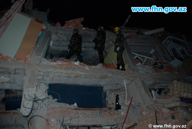 Azerbaijani rescuers pull six dead bodies from quake rubble in Turkey (PHOTO)