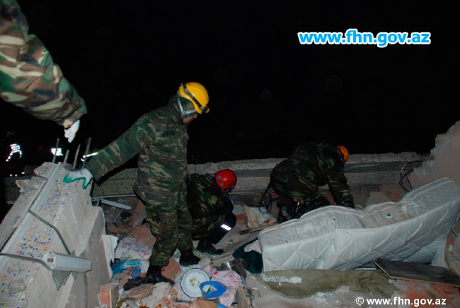 Azerbaijani rescuers pull six dead bodies from quake rubble in Turkey (PHOTO)