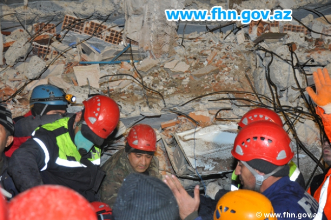 Azerbaijani rescuers pull six dead bodies from quake rubble in Turkey (PHOTO)