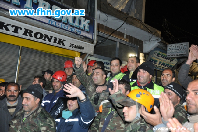 Azerbaijani rescuers pull six dead bodies from quake rubble in Turkey (PHOTO)
