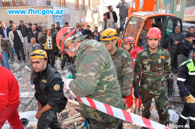 Azerbaijani rescuers pull six dead bodies from quake rubble in Turkey (PHOTO)