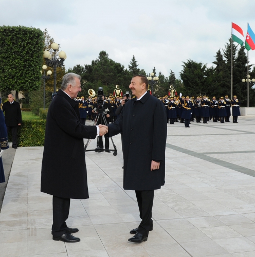Hungarian President officially welcomed to Azerbaijan (PHOTO)