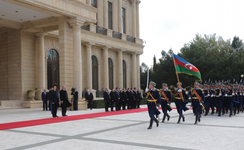 Hungarian President officially welcomed to Azerbaijan (PHOTO)
