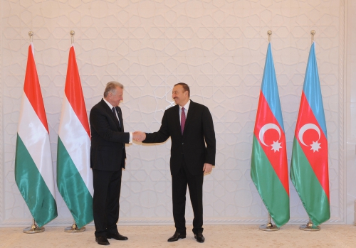Hungarian President officially welcomed to Azerbaijan (PHOTO)