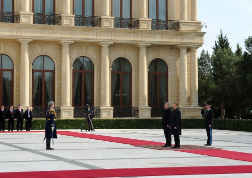 Hungarian President officially welcomed to Azerbaijan (PHOTO)