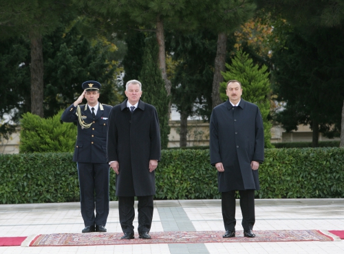 Hungarian President officially welcomed to Azerbaijan (PHOTO)