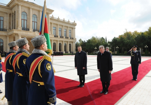 Hungarian President officially welcomed to Azerbaijan (PHOTO)