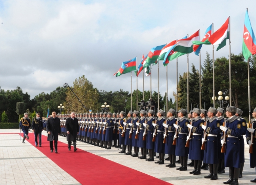 Hungarian President officially welcomed to Azerbaijan (PHOTO)