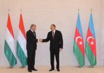 Hungarian President officially welcomed to Azerbaijan (PHOTO)