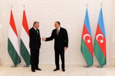 Hungarian President officially welcomed to Azerbaijan (PHOTO)