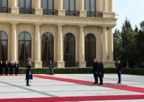 Hungarian President officially welcomed to Azerbaijan (PHOTO)
