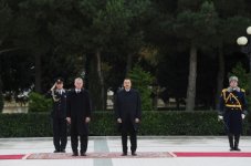 Hungarian President officially welcomed to Azerbaijan (PHOTO)
