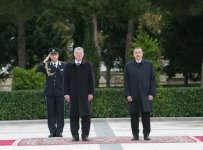 Hungarian President officially welcomed to Azerbaijan (PHOTO)