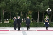 Hungarian President officially welcomed to Azerbaijan (PHOTO)