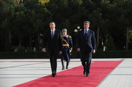 Bulgarian president officially welcomed to Azerbaijan (PHOTO)