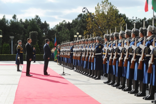 Bulgarian president officially welcomed to Azerbaijan (PHOTO)