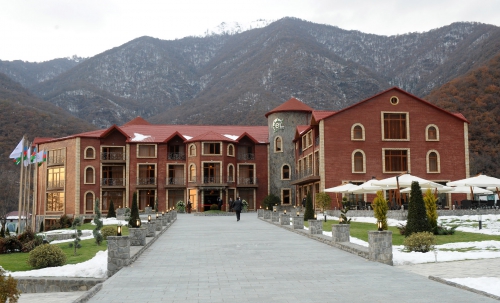 Azerbaijani president inaugurates hotel in Gakh region (PHOTO)