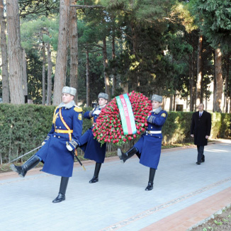 Azerbaijani President pays tribute to national leader Heydar Aliyev (PHOTO)