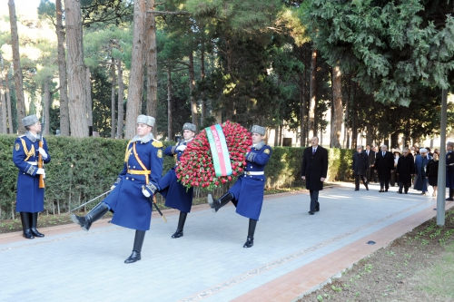 Azerbaijani President pays tribute to national leader Heydar Aliyev (PHOTO)