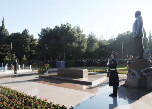 Azerbaijani President pays tribute to national leader Heydar Aliyev (PHOTO)