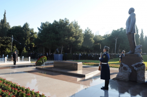 Azerbaijani President pays tribute to national leader Heydar Aliyev (PHOTO)