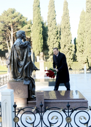 Azerbaijani President pays tribute to national leader Heydar Aliyev (PHOTO)