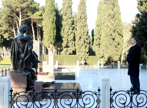 Azerbaijani President pays tribute to national leader Heydar Aliyev (PHOTO)