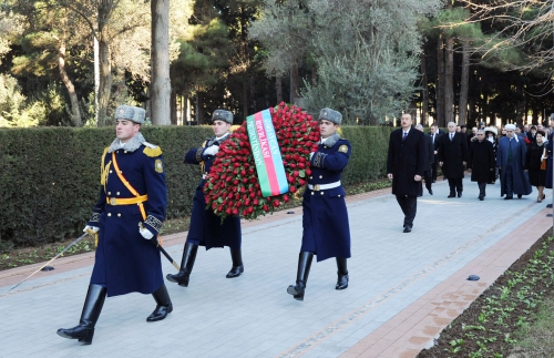 Azerbaijani President pays tribute to national leader Heydar Aliyev (PHOTO)