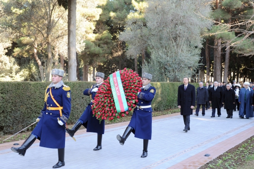 Azerbaijani President pays tribute to national leader Heydar Aliyev (PHOTO)