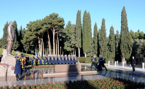 Azerbaijani President pays tribute to national leader Heydar Aliyev (PHOTO)