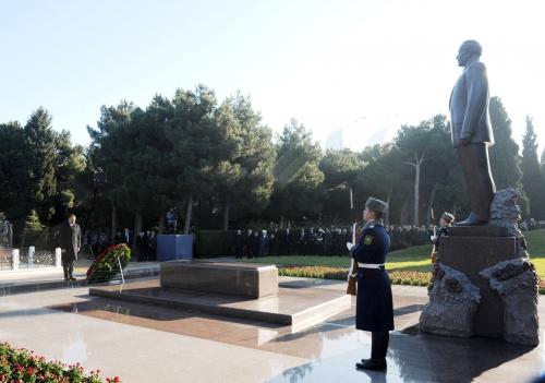 Azerbaijani President pays tribute to national leader Heydar Aliyev (PHOTO)