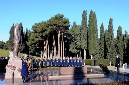 Azerbaijani President pays tribute to national leader Heydar Aliyev (PHOTO)