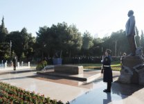 Azerbaijani President pays tribute to national leader Heydar Aliyev (PHOTO)