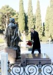 Azerbaijani President pays tribute to national leader Heydar Aliyev (PHOTO)