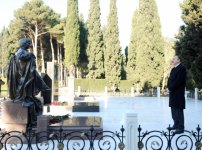 Azerbaijani President pays tribute to national leader Heydar Aliyev (PHOTO)