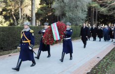Azerbaijani President pays tribute to national leader Heydar Aliyev (PHOTO)