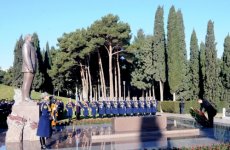 Azerbaijani President pays tribute to national leader Heydar Aliyev (PHOTO)
