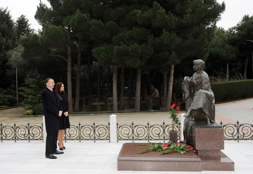 President Ilham Aliyev and his family members visit Alley of Honors (PHOTO)