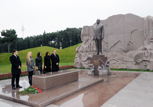President Ilham Aliyev and his family members visit Alley of Honors (PHOTO)