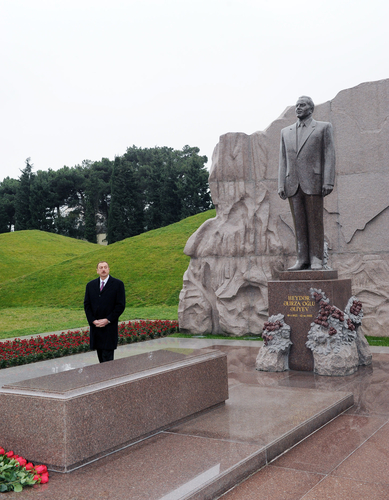 President Ilham Aliyev and his family members visit Alley of Honors (PHOTO)