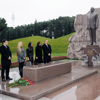President Ilham Aliyev and his family members visit Alley of Honors (PHOTO)