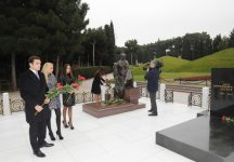 President Ilham Aliyev and his family members visit Alley of Honors (PHOTO)