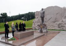 President Ilham Aliyev and his family members visit Alley of Honors (PHOTO)