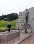 President Ilham Aliyev and his family members visit Alley of Honors (PHOTO)