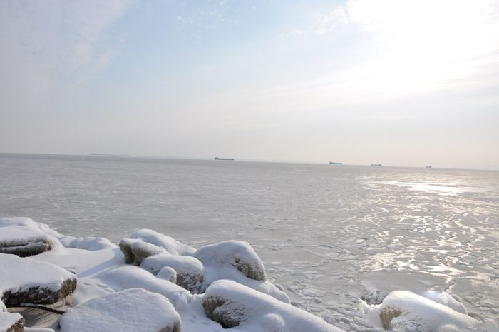 Azerbaijani Maritime Administration establishes contact with vessels
stuck in Azov Sea