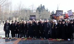 President of Azerbaijan honors memory of Khojaly genocide victims (PHOTO)